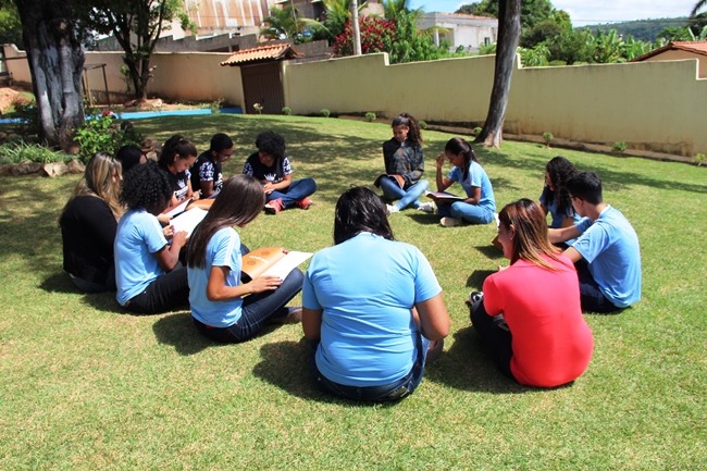 Grupo de 12 pessoas se reúne semanalmente para os estudos do projeto. Foto: Franciele Xavier (SEE/MG)